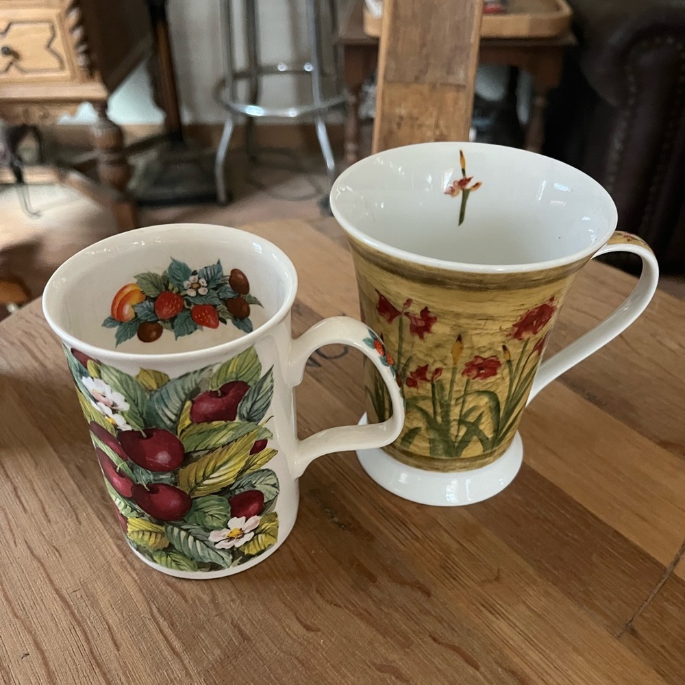 1 Porcelain Mug and 1 fine bone china Mug. English for your Tea or coffee.